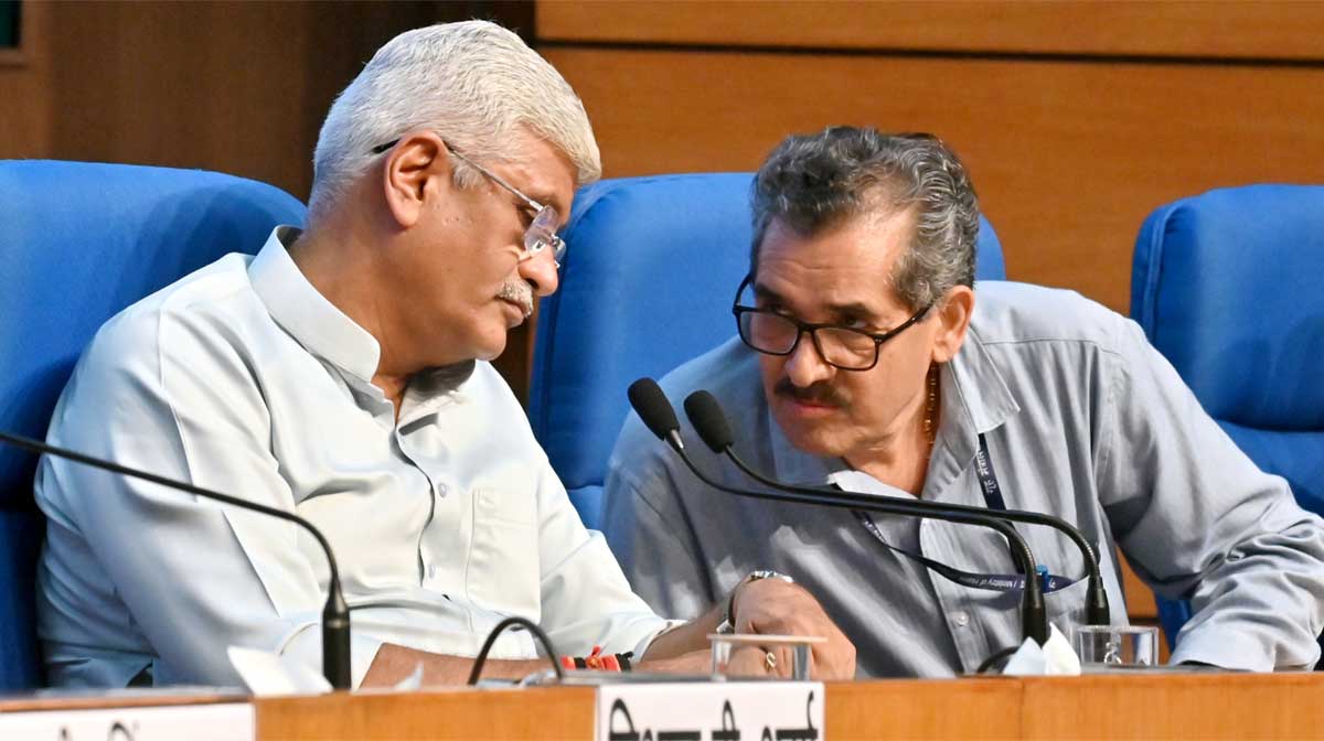 ആർക്കിയോളജിക്കൽ സർവേ ഓഫ് ഇന്ത്യ ഡയറക്ടർ ജനറൽ യദുബീർ സിംഗ് റാവത്തുമായി കേന്ദ്ര സാംസ്‌കാരിക, ടൂറിസം മന്ത്രി ഗജേന്ദ്ര സിംഗ് ഷെഖാവത്ത് 