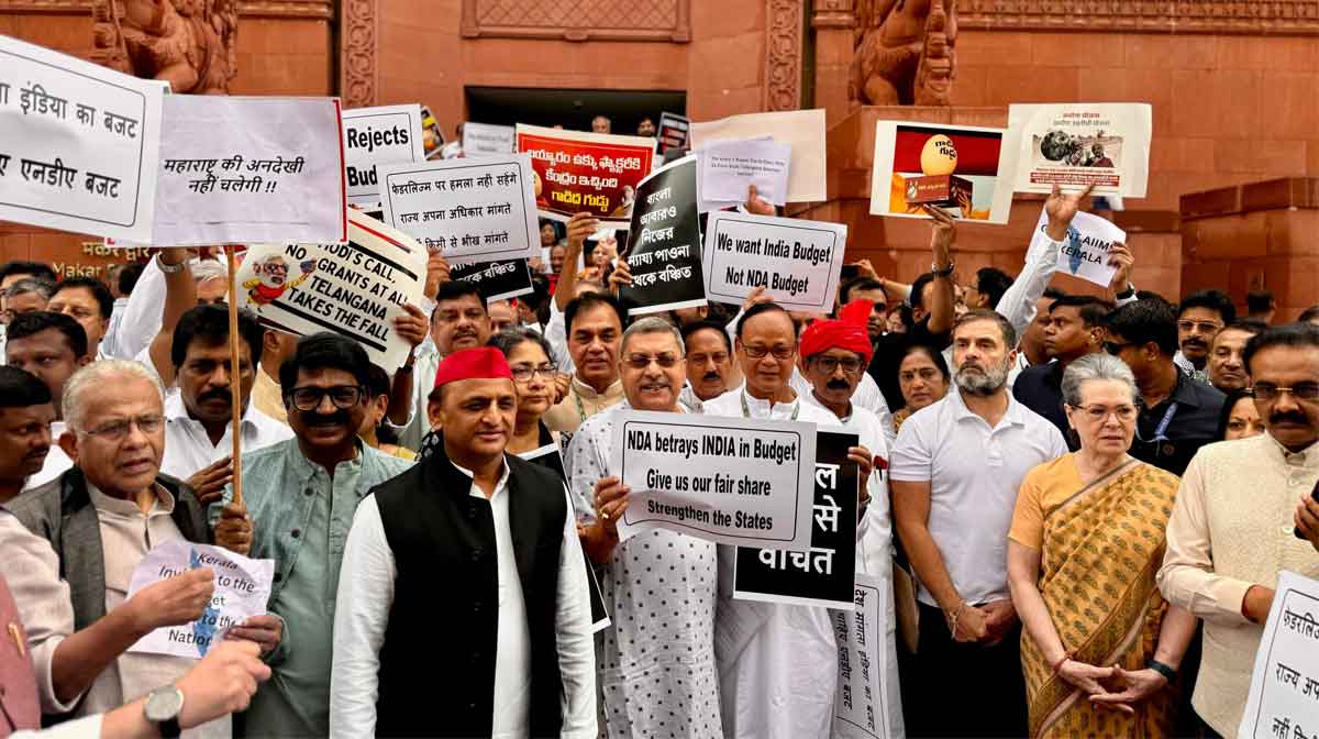 ബജറ്റില്‍ വിവിധ സംസ്ഥാനങ്ങളെ അവഗണിച്ചെന്ന് ആരോപിച്ച് ഇന്ത്യ സഖ്യ നേതാക്കള്‍ പാര്‍ലമെന്‍റിന് മുന്നില്‍  നടത്തിയ പ്രതിഷേധം. Image: X/ INCIndia