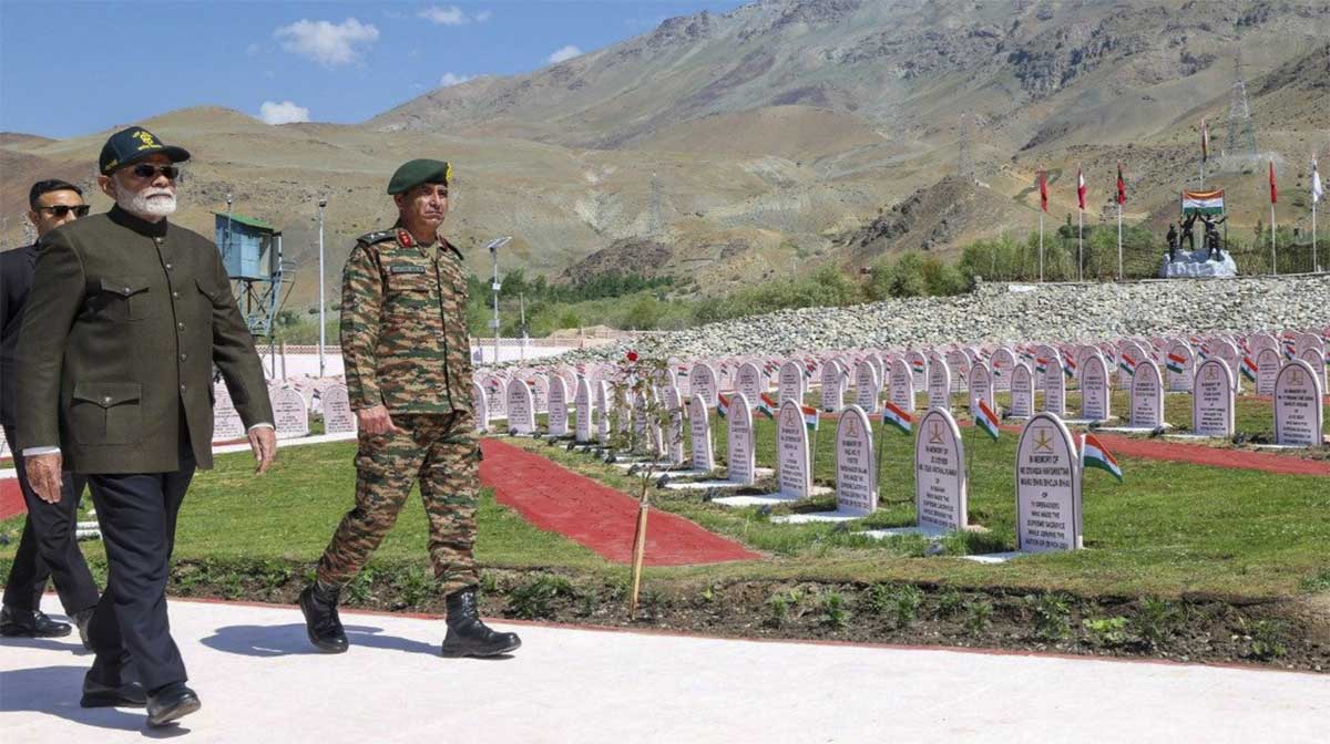 modi-arrives-to-pay-tribute