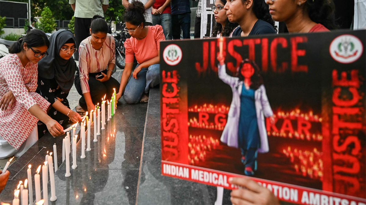 കൊല്‍ക്കത്തയില്‍ പീഡനത്തിന് ഇരയായ കൊല്ലപ്പെട്ട വനിതാ ഡോക്ടര്‍ക്ക് നീതി ആവശ്യപ്പെട്ട് അമൃത്സറില്‍ നടന്ന പ്രതിഷേധം.