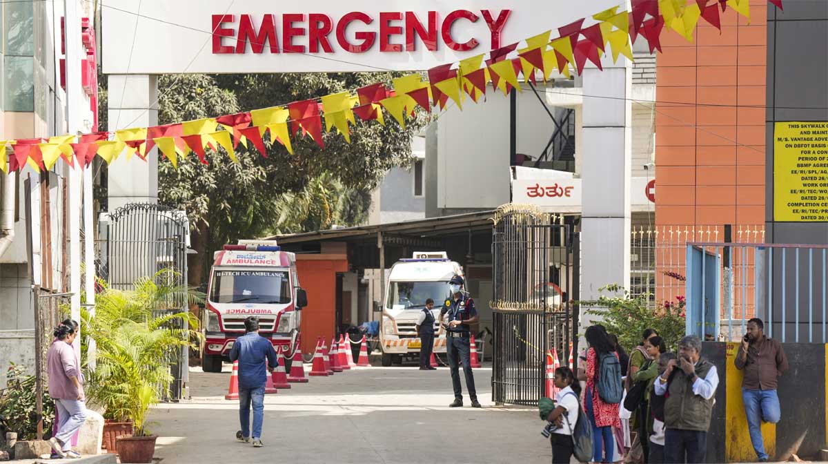 ബെംഗളൂരുവിൽ, ഹ്യൂമൻ മെറ്റാപ്ന്യൂമോവൈറസിന്റെ രണ്ട് കേസുകൾ കണ്ടെത്തിയ ബെംഗ്ലൂരു ബാപ്റ്റിസ്റ്റ് ആശുപത്രിയുടെ പുറത്തുള്ള ആളുകൾ. ചിത്രം പി.ടി.ഐ