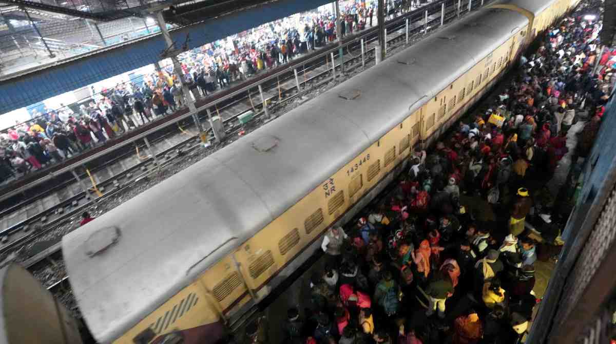 New Delhi: Heavy rush of passengers to catch a train for Mahakumbh, at the New Delhi railway station, Saturday, Feb. 15, 2025. A stampede-like situation occurred at the station, injuring many. (PTI Delhi/ Arun Sharma)(PTI02_16_2025_000009A)