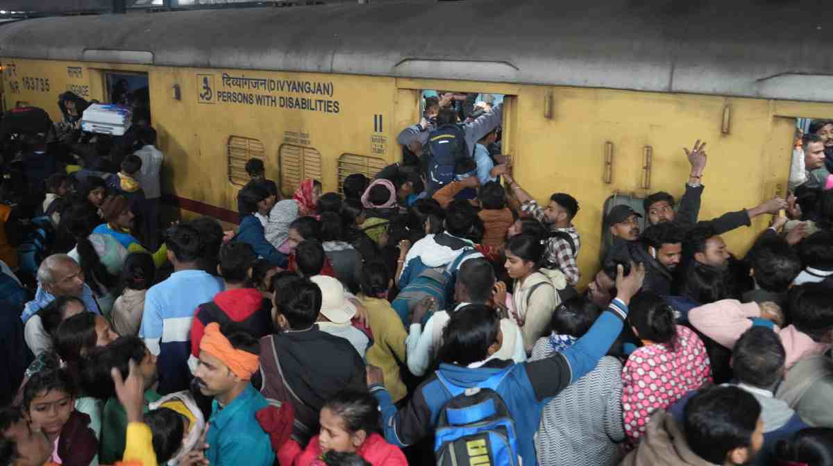 New Delhi: Heavy rush of passengers to catch a train for Mahakumbh, at the New Delhi railway station, Saturday, Feb. 15, 2025. A stampede-like situation occurred at the station, injuring many. (PTI Delhi/ Arun Sharma)(PTI02_16_2025_000007B)