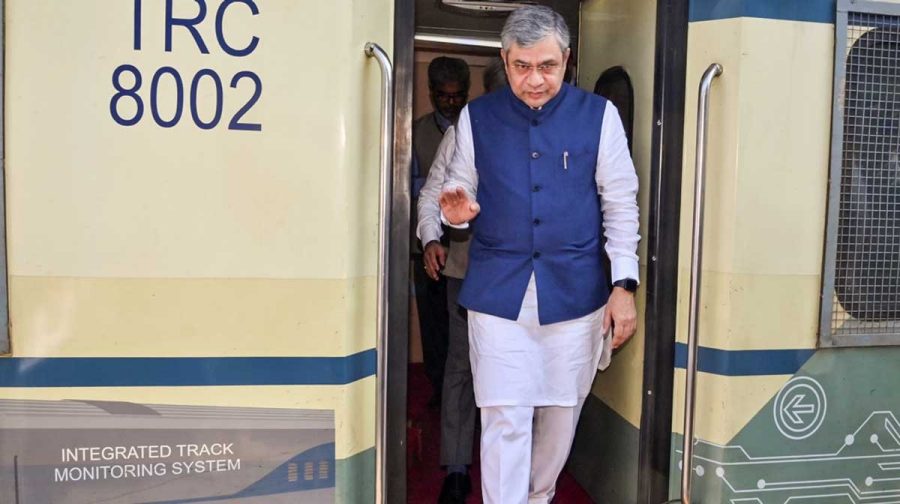 ashwini-vaishnaw-inspects-integrated-track-monitoring