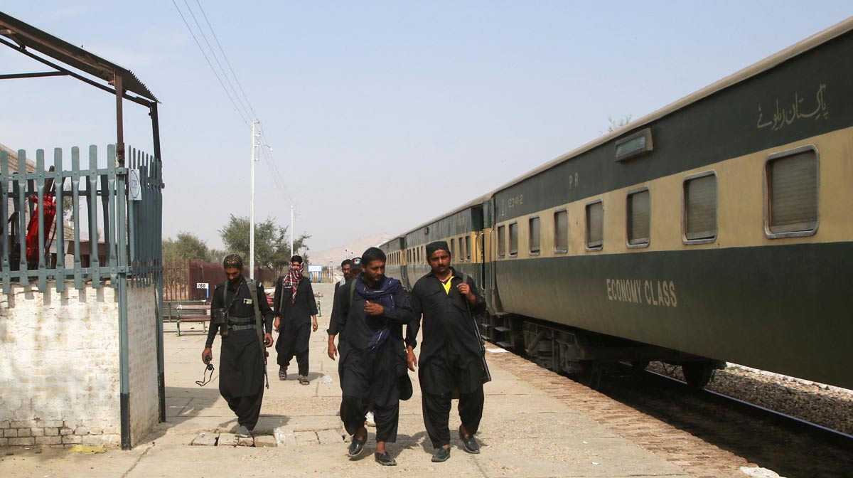 പാക്കിസ്ഥാനിലെ ബലൂചിസ്ഥാനിലെ ബോലാനിൽ തീവ്രവാദികളുടെ ട്രെയിൻ ആക്രമണത്തിന് ശേഷം രക്ഷാപ്രവർത്തനട്രെയിനിന് സമീപം നടക്കുന്ന പൊലീസ് ഉദ്യോഗസ്ഥർ, മാഷ്കഫ് റെയിൽവേ സ്റ്റേഷനിൽ, മാർച്ച് 12, 2025. (REUTERS/Naseer Ahmed)