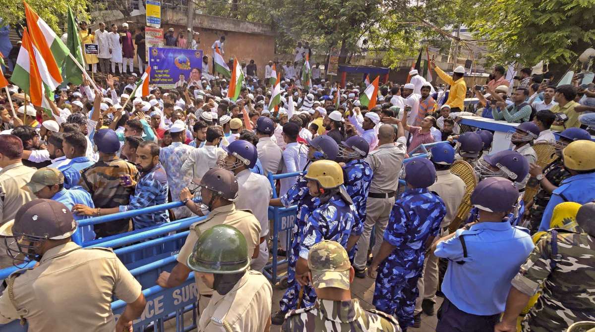 wakf-protest-bengal-murshidabad-violence-train-attack