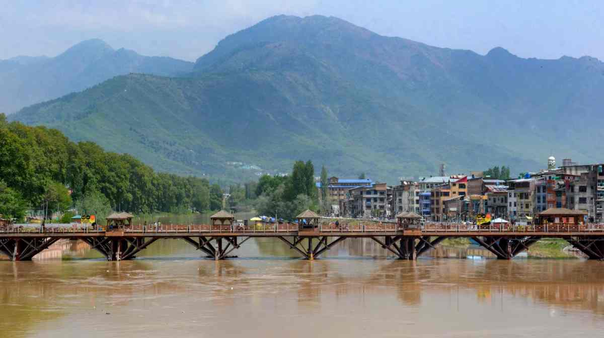 Srinagar: Swollen Jhelum river following heavy rains, in Srinagar, Monday, April 21, 2025. (PTI Photo)(PTI04_21_2025_000206B)