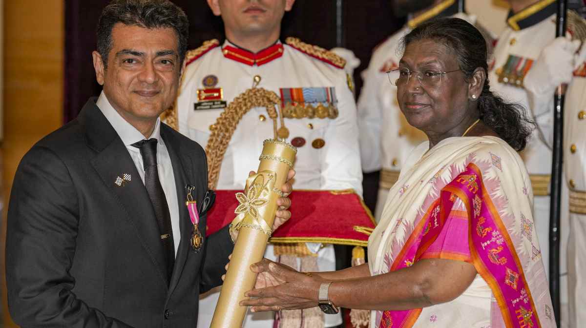 പത്മ പുരസ്കാരം ഏറ്റുവാങ്ങി അജിത്; കയ്യടിച്ച് നിറചിരിയോടെ ശാലിനിയും മക്കളും 