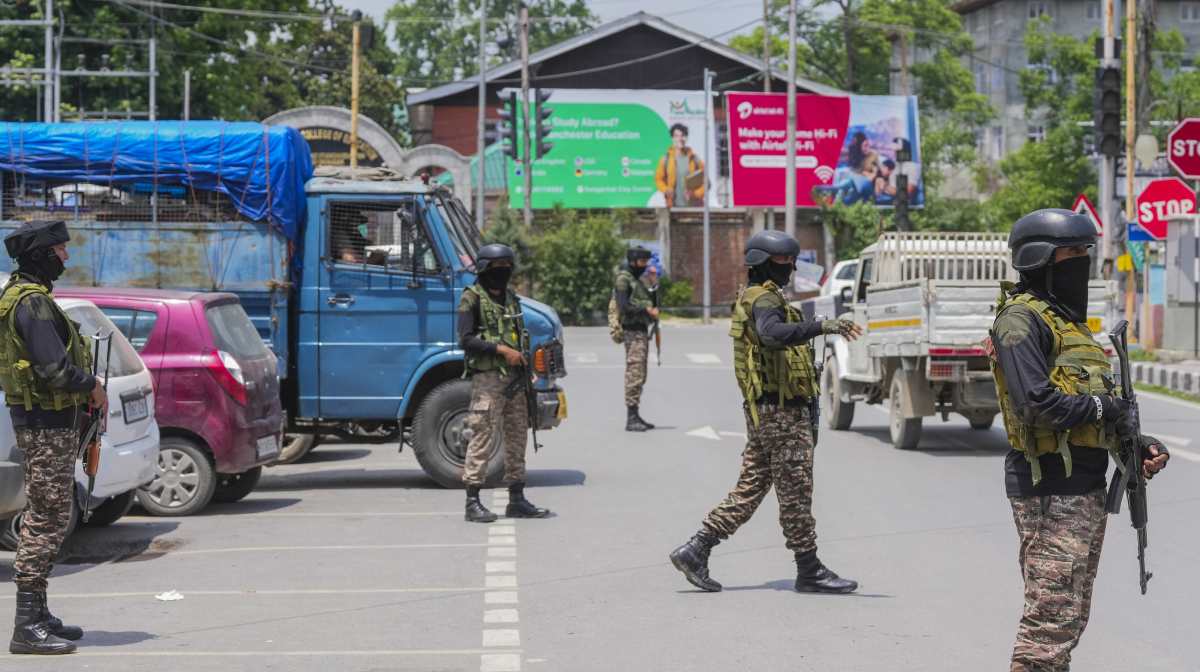 srinagar-security-personnel-keep-vigil