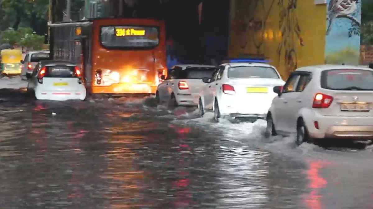**EDS: GRAB VIA PTI VIDEOS** New Delhi: Vehicles wade through a waterlogged road after rains in New Delhi, Friday, May 2, 2025. Heavy rains lashed the national capital early Friday morning disrupting normal life. (PTI Photo)  (PTI05_02_2025_000034B)