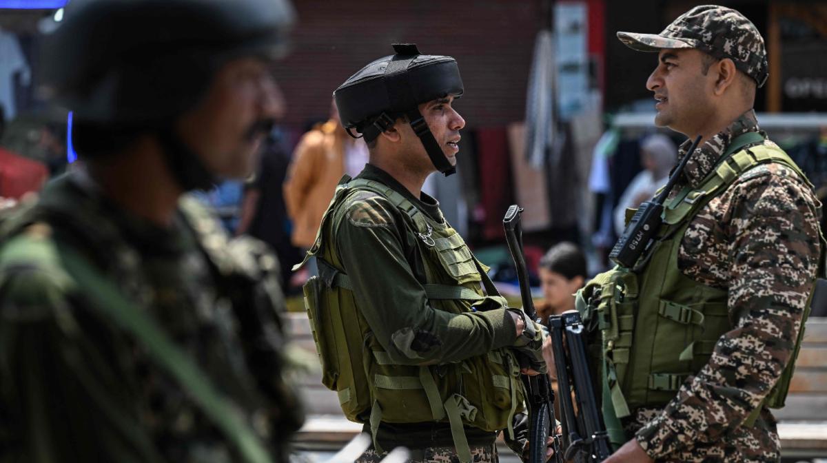 Indian paramilitary soldiers keep guard along a street in Srinagar on May 4, 2025. Tensions between the nuclear-armed arch-rivals have soared since India accused Pakistan of backing a shooting that killed 26 civilians on the Indian side of the disputed territory on April 22. (Photo by Sajjad HUSSAIN / AFP)
