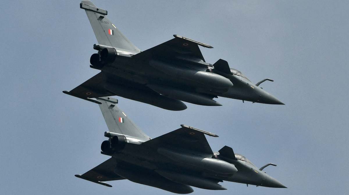 FILE PHOTO: Indian Air Force's Rafale fighter jets fly past during the "Aero India 2021" air show at Yelahanka air base in Bengaluru, India, February 3, 2021. REUTERS/Samuel Rajkumar/File Photo