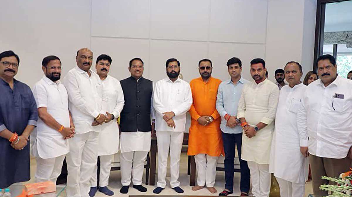 ഷിന്‍ഡെ ശിവസേന എംപിമാര്‍ക്കൊപ്പം. ചിത്രം ;ANI