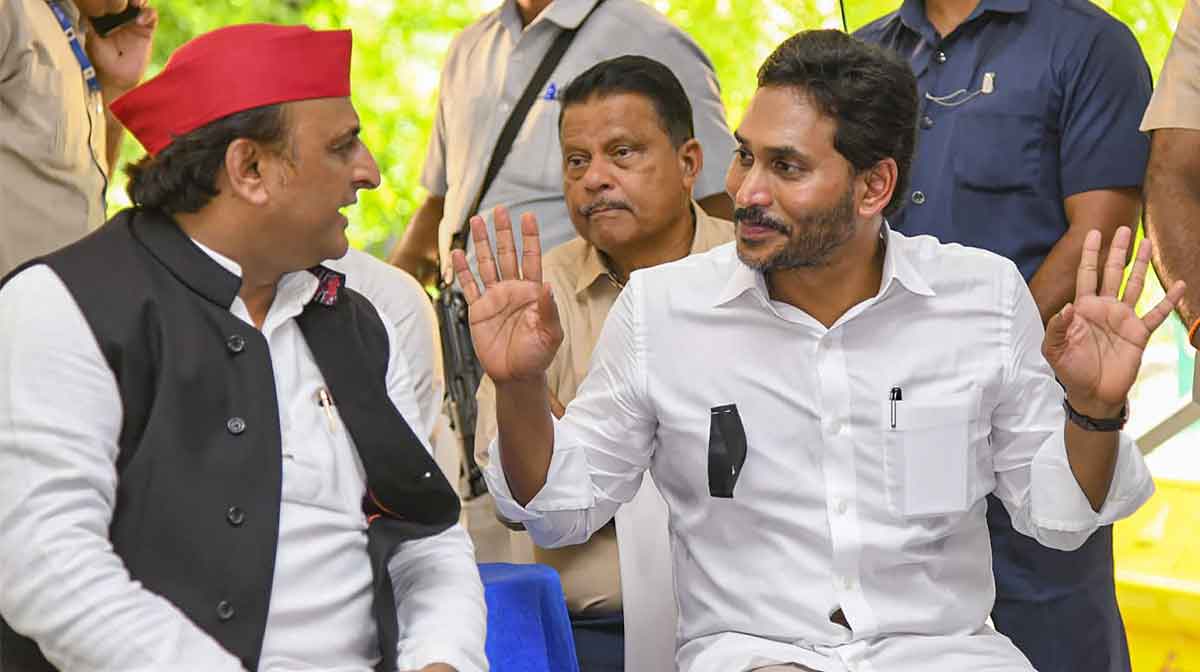 ജന്തര്‍ മന്ദറില്‍ വൈഎസ്ആര്‍സിപി നടത്തിയ പ്രതിഷേധത്തിനിടെ വൈഎസ് ജഗന്‍ മോഹന്‍ റെഡ്ഡിയുമായി കൂടിക്കാഴ്ച നടത്തുന്ന സമാജ്‍വാദി പാര്‍ട്ടി അധ്യക്ഷന്‍ അഖിലേഷ് യാദവ്.