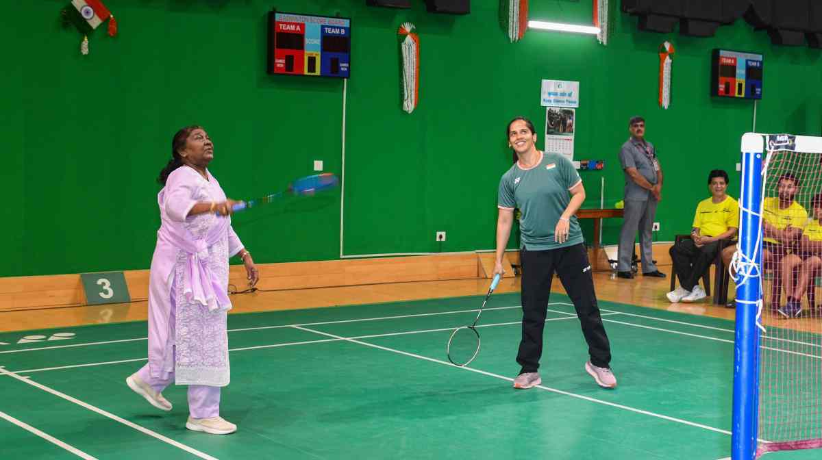 president-draupadi-murmu-plays-badminton-with-saina-nehwal