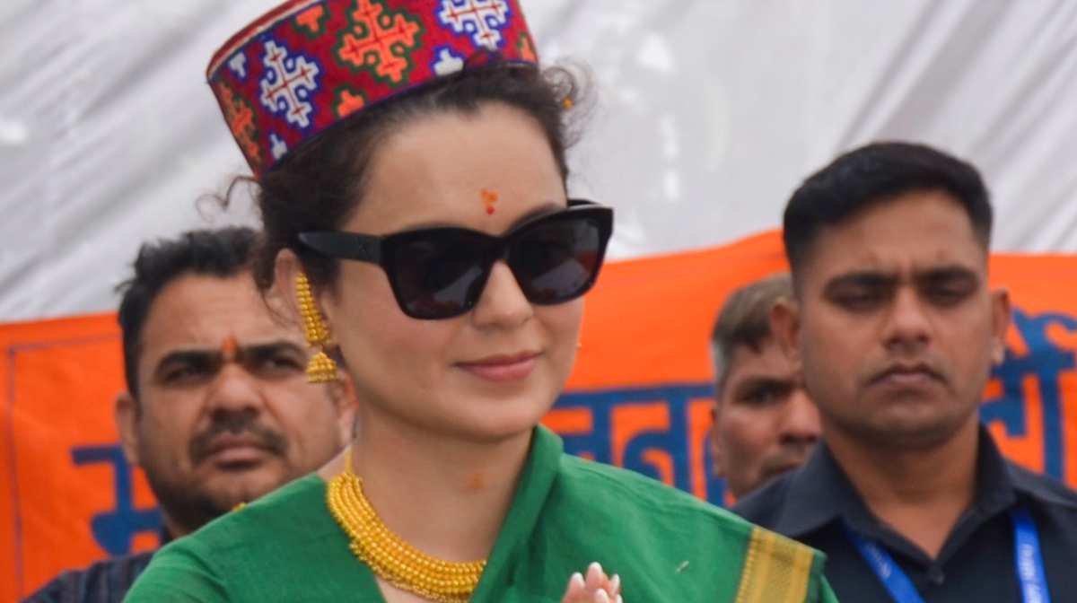 Mandi: BJP MP Kangana Ranaut being welcomed upon her arrival, in Mandi, HP, Saturday, April 5, 2025. (PTI Photo)(PTI04_05_2025_000288B)
