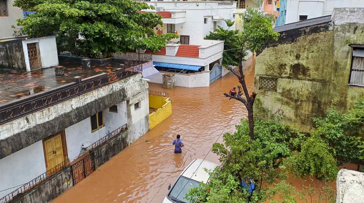 ഫെയ്ഞ്ചല്‍ ചുഴലിക്കാറ്റിനെത്തുടര്‍ന്ന് പുതുച്ചേരിയില്‍ വെള്ളം കയറിയ നിലയില്‍