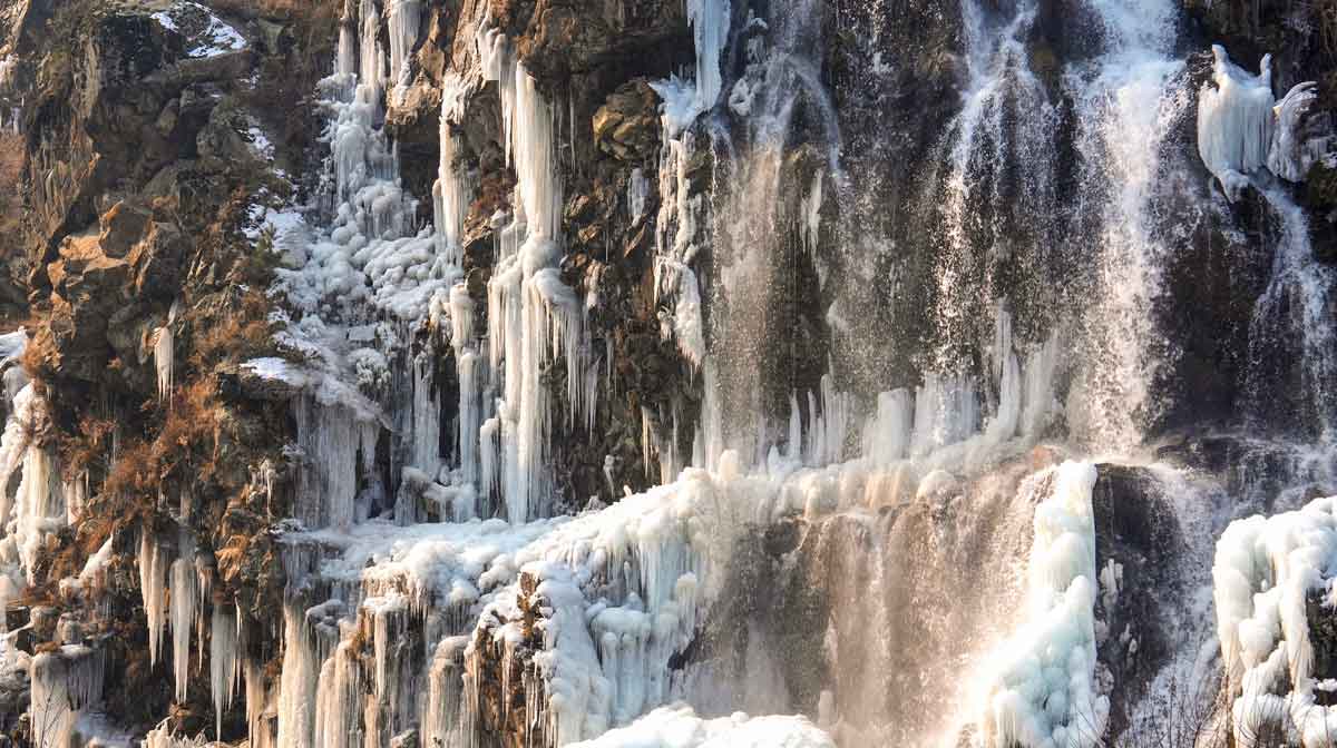 കൊടുംമഞ്ഞില്‍ തണുത്തുറഞ്ഞ് ബാരമുള്ളയിലെ ദ്രുങ് വെള്ളച്ചാട്ടം (PTI)