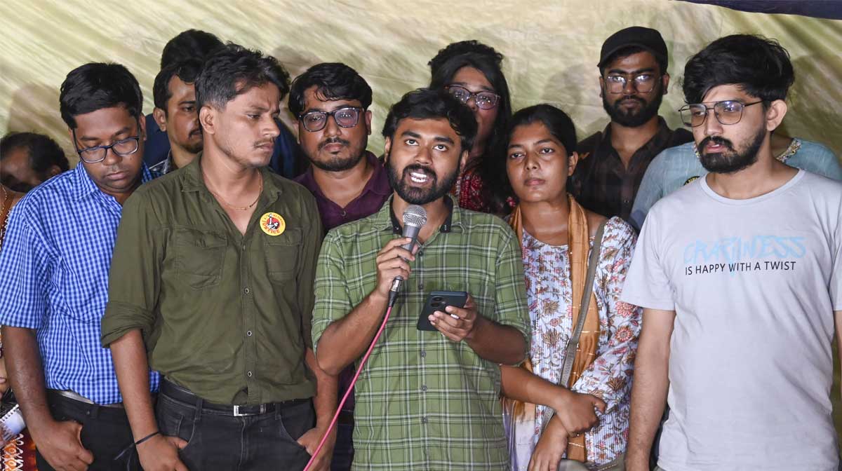 കൊൽക്കത്തയിൽ സമരം തുടരുന്ന ജൂനിയർ ഡോക്ടർമാർ നടത്തിയ വാർത്താസമ്മേളനത്തിൽ നിന്ന്.