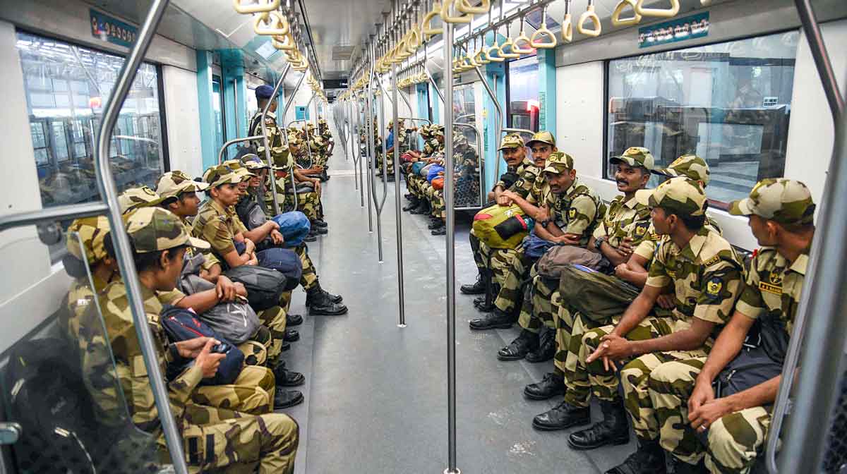 മെട്രോയുടെ പരീക്ഷണ ഓട്ടത്തിനിടെ സുരക്ഷാ ഉദ്യോഗസ്ഥര്‍ (ANI)