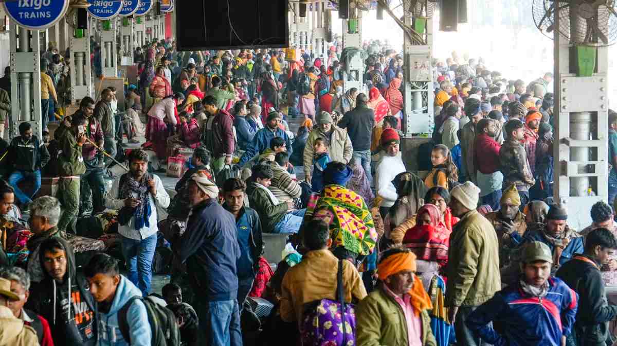 Prayagraj: Crowd of passengers at the Prayagraj Junction owing to Maha Kumbh Mela 2025, in Prayagraj, Monday, Feb. 10, 2025. (PTI Photo/Shahbaz Khan)  (PTI02_10_2025_000014B)