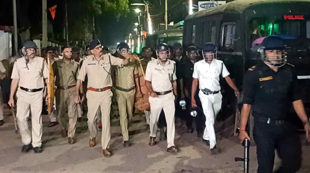 Murshidabad: Police and security personnel keep a vigil at an area amid protests over the Waqf (Amendment) Act, in Murshidabad district, West Bengal, Saturday, April 12, 2025. Holding that it cannot turn a blind eye to reports of vandalism in a few districts of West Bengal, the Calcutta High Court on Saturday ordered deployment of Central Armed Police Forces (CAPF) in Murshidabad district, which has been hit by violence allegedly linked to ongoing protests against the Waqf (Amendment) Act. (PTI Photo) (PTI04_13_2025_000016B) *** Local Caption ***  