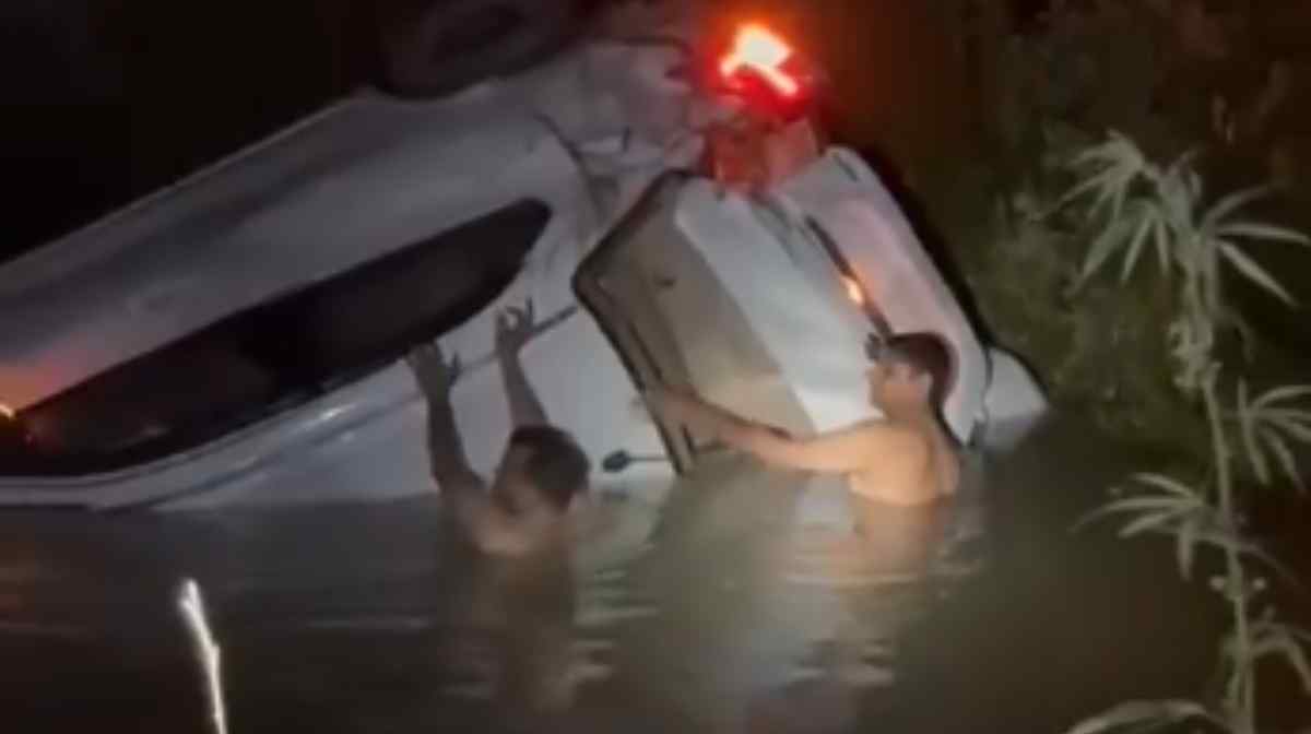 പ്രതിയെ രക്ഷിക്കാന്‍ ശ്രമിക്കുന്ന പൊലീസ് ഉദ്യോഗസ്ഥര്‍; വൈദ്യുതാഘാതമല്‍ക്കുന്നതിന് തൊട്ടുമുന്‍പുള്ള ദൃശ്യം (Image: Screen Grab/ x.com/SachinGuptaUP)