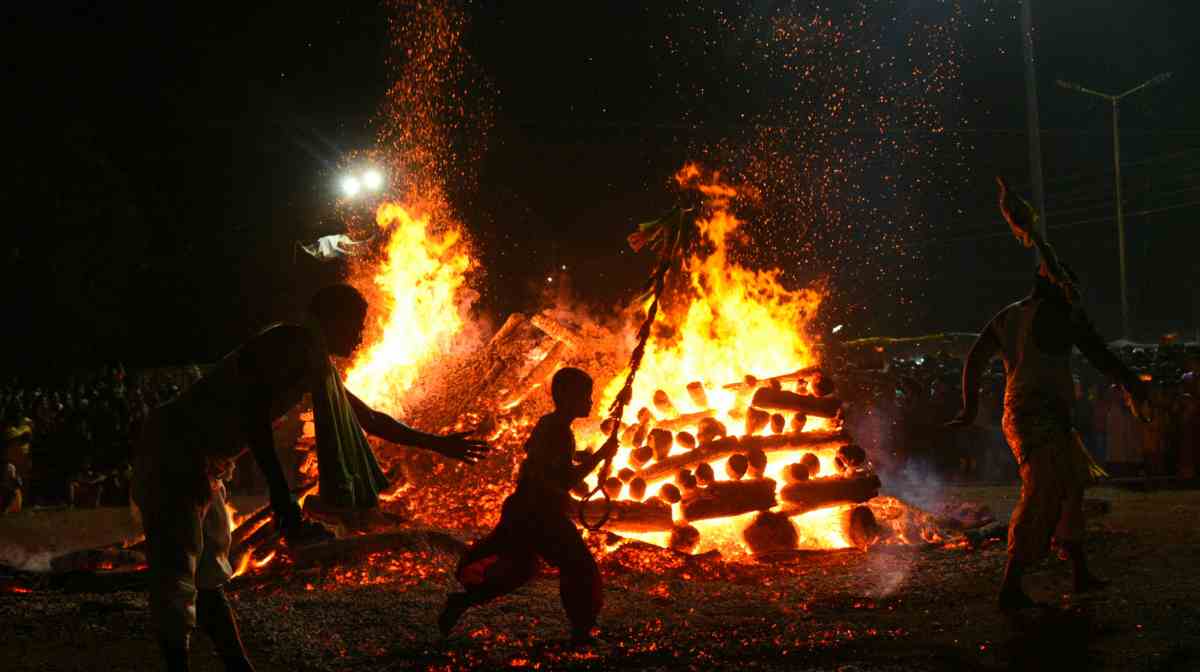 ലൈറായി സത്രയുടെ ഭാഗമായുള്ള തീക്കനല്‍ നടത്തം (ഫയല്‍ ചിത്രം)