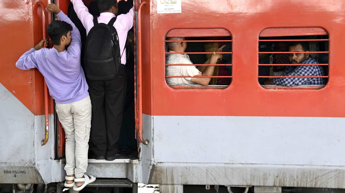 indian-railway-overcowded-train