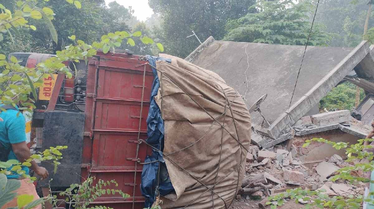 lorry-overturns-house-pandalam