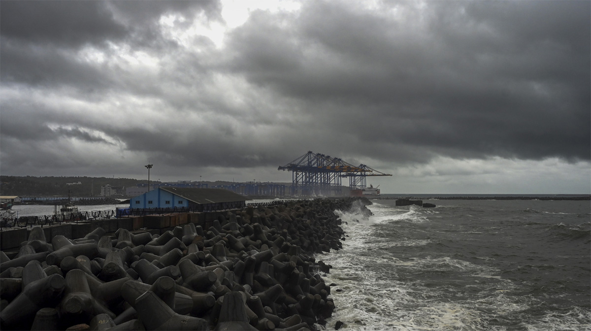 Waves-crash-against-the-Vizhinjam