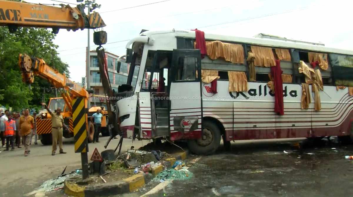 kochi-bus-accident-01