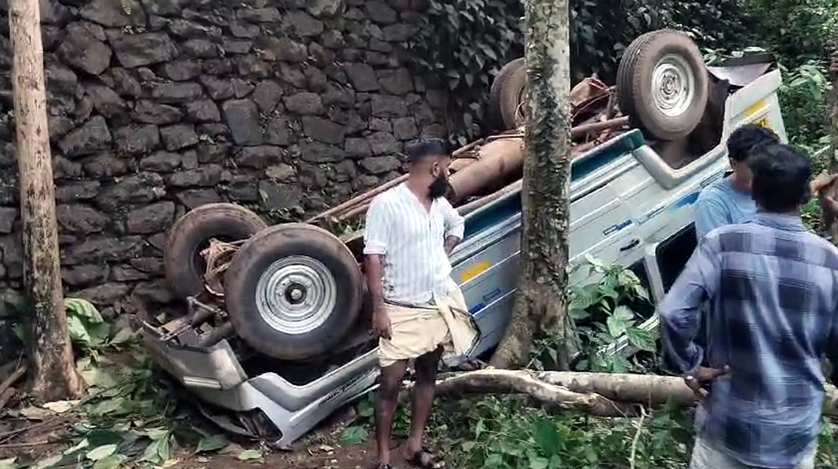 school-van-overturns-in-mal