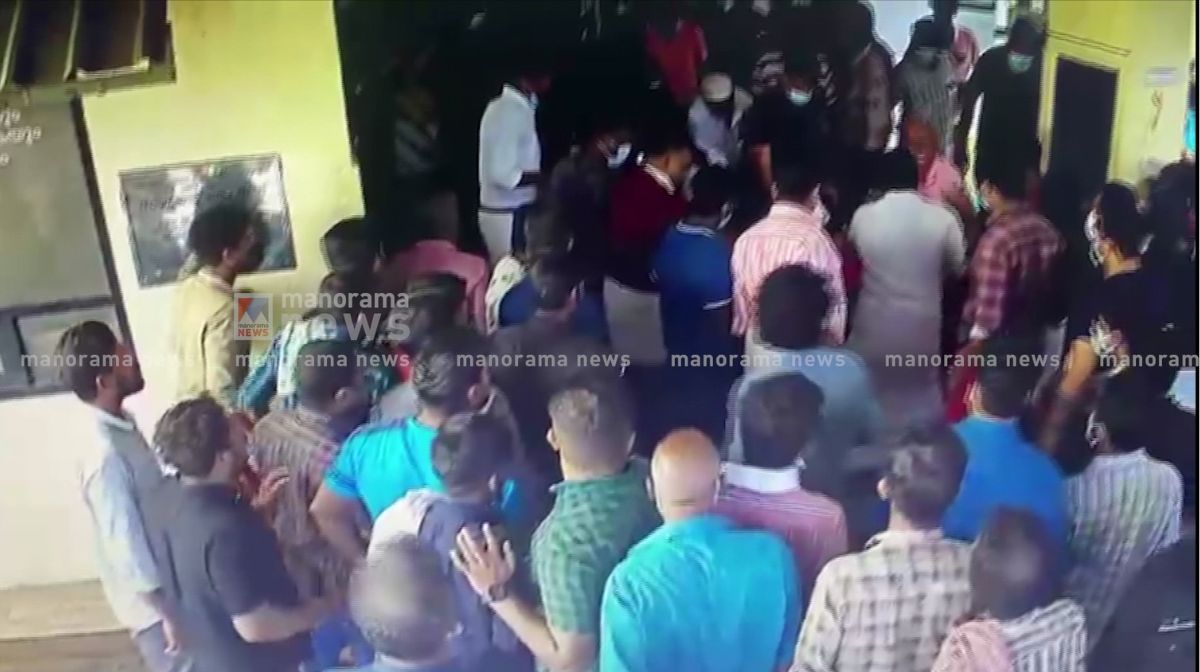 ഹോമിയോയെയും ആയുര്‍വേദത്തെയും തഴഞ്ഞതെന്തിന്? സര്‍ക്കാരിനെതിരെ ഡോ. ബിജു പൊതുജനാരോഗ്യ നിയമത്തിൽ കാലാനുസൃത മാറ്റങ്ങള്‍ വരുത്തി വ്യവസ്ഥ രൂപീകരിക്കാനായി രൂപീകരിച്ച ആരോഗ്യ വകുപ്പിന്‍റെ പ്രത്യേക സമിതിയില്‍ നിന്ന് ഹോമിയോ, ആയുര്‍വേദം എന്നിവയെ തഴഞ്ഞതിനെതിരെ - 1