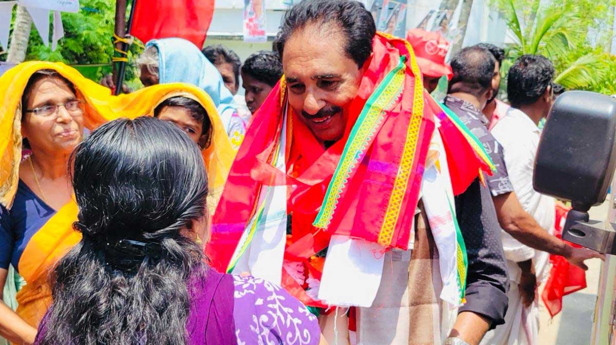 എൻ.കെ. പ്രേമചന്ദ്രൻ കൊല്ലത്ത് പ്രചാരണത്തിനിടെ. ചിത്രം; www.facebook.com/nkpremachandran