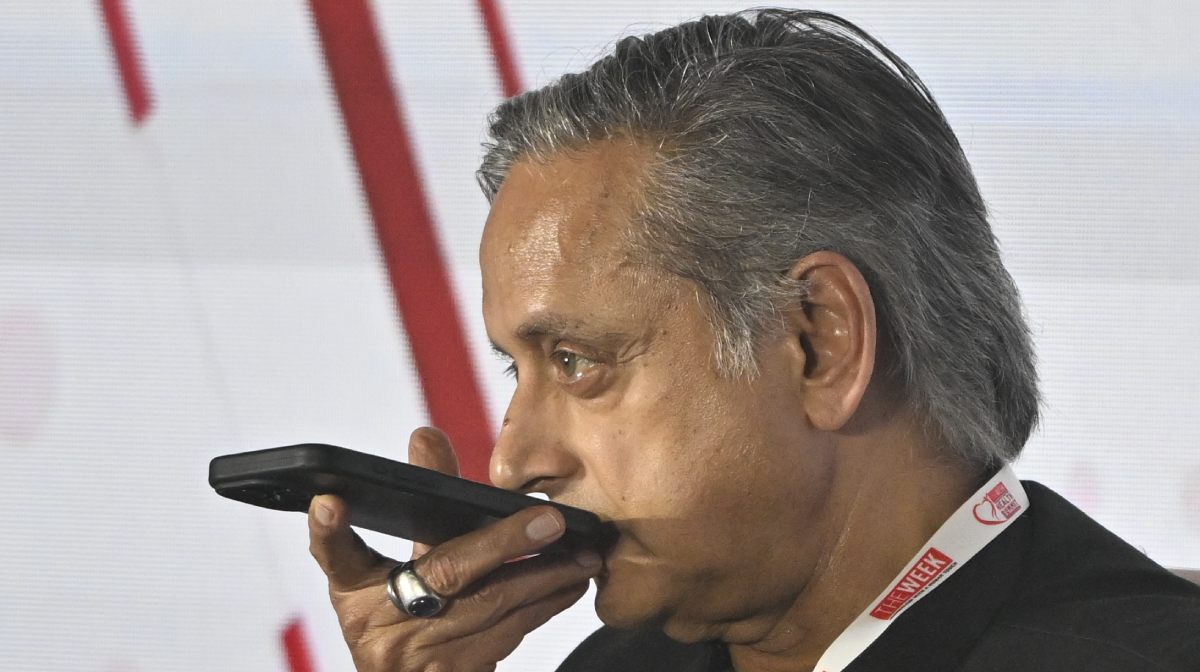 tharoor-phone