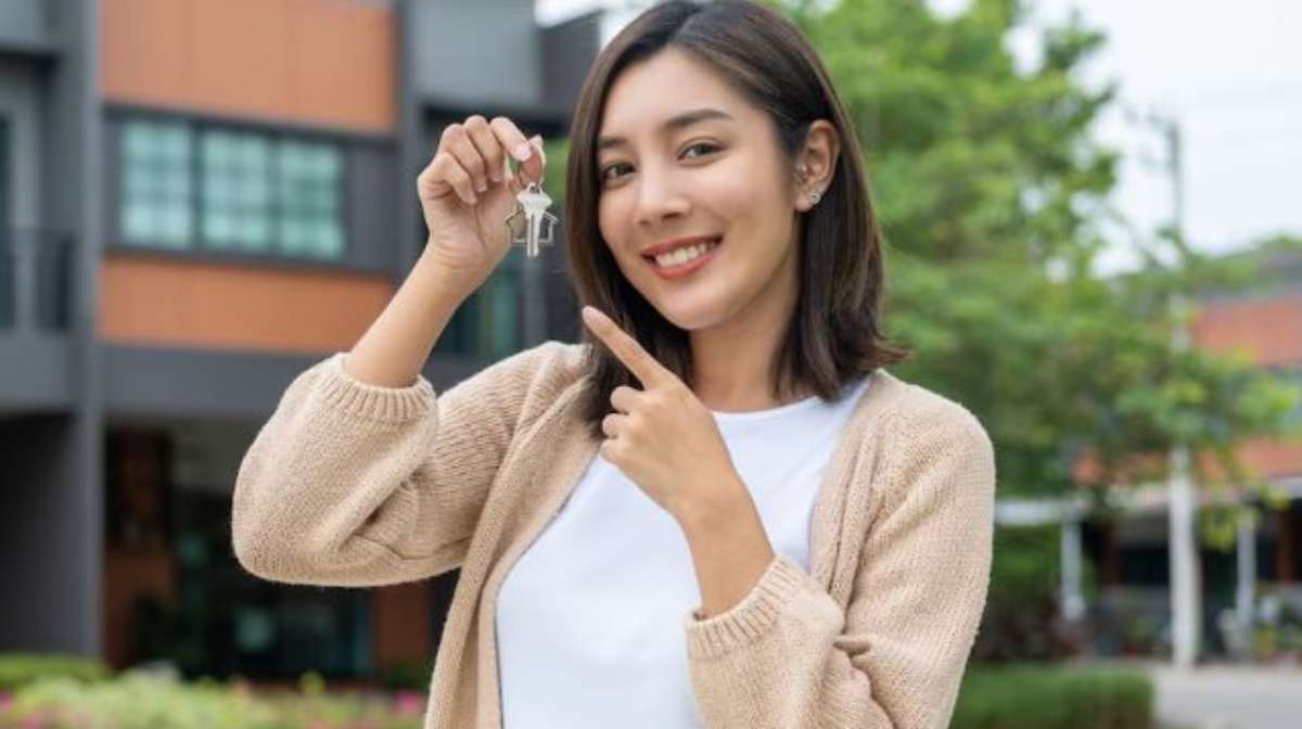 Japanese-Woman-Buys-3-house