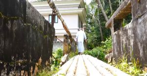 തകർന്ന് വീണിട്ട് ഒരുവർഷം; പാലം പണി തുടങ്ങിയില്ല; ദുരിതം