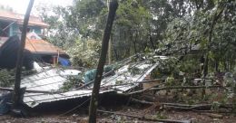 മറ്റത്തൂരിൽ ആഞ്ഞുവീശി ചുഴലിക്കാറ്റ്; വ്യാപക നാശനഷ്ടം മറ്റത്തൂരിൽ ആഞ്ഞുവീശി ചുഴലിക്കാറ്റ്; വ്യാപക നാശനഷ്ടം
