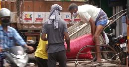 വലിയങ്ങാടിയിലെ മിന്നല് പണിമുടക്ക്; കൂലി വർധിപ്പിക്കാനാവില്ലെന്ന് വ്യാപാരികൾ വലിയങ്ങാടിയിലെ മിന്നല് പണിമുടക്ക്; കൂലി വർധിപ്പിക്കാനാവില്ലെന്ന് വ്യാപാരികൾ