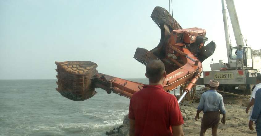 earthmovingmachinefellintosea2905