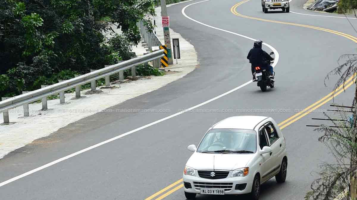 പുനലൂർ- പൊൻകുന്നം- മൂവാറ്റുപുഴ സംസ്ഥാന പാത കെഎസ്ടിപി രണ്ടാംഘട്ടംത്തിൽ ഉൾപ്പെടുത്തി നിർമാണം അവസാന ഘട്ടത്തിൽ എത്തിയ കോന്നി- പ്ലാച്ചേരി റീച്ചിൽ മൂഴയാർ മുക്കിനും ഉതിമൂടിനും മധ്യേയുള്ള ദൃശ്യം.
