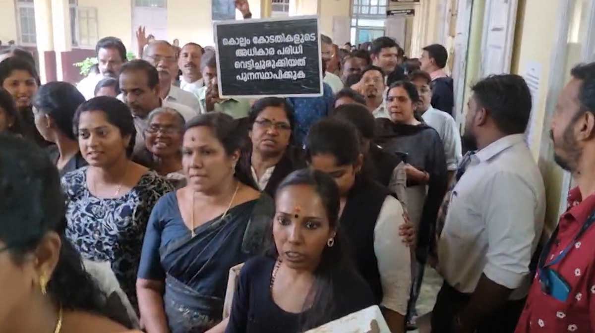 kollam-court-protest