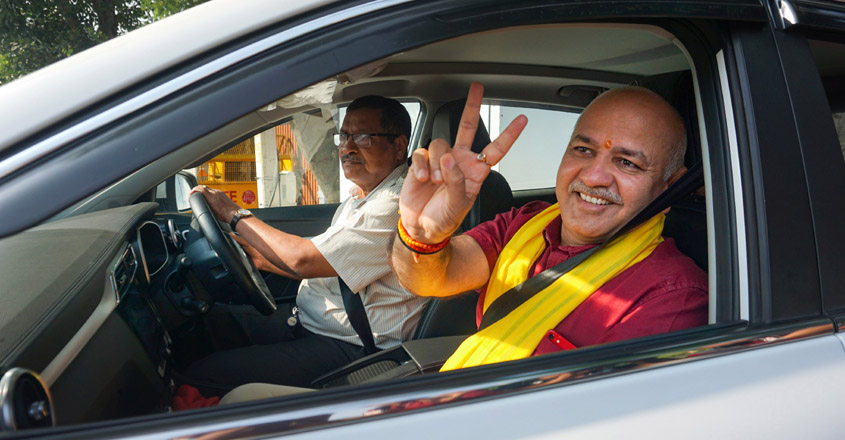 New Delhi: Delhi Dy CM Manish Sisodia flashes victory sign as he leaves for the CBI headquarters, in New Delhi, Monday, Oct 17, 2022. Sisodia has been summoned by the CBI for questioning in connection with the excise policy probe. (PTI Photo)      (PTI10_17_2022_000009B)