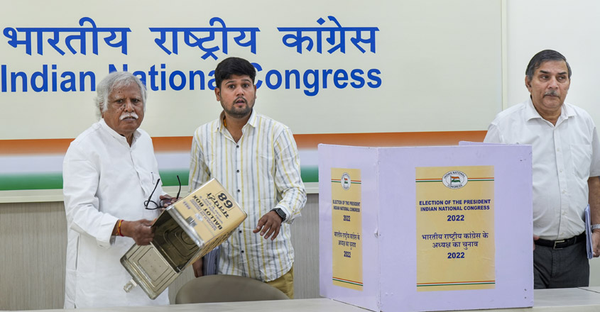 New Delhi: Congress' central election authority chairman Madhusudan Mistry shows the empty ballot box before the start of voting for the party's Presidential election at AICC headquarters, in New Delhi, Monday, Oct 17, 2022. (PTI Photo/Manvender Vashist Lav)    (PTI10_17_2022_000146B)
