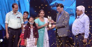 പി.ആര്‍.ശ്രീജേഷ് മനോരമ സ്പോര്‍ട്സ് സ്റ്റാര്‍; പുരസ്കാരം സമ്മാനിച്ച് വിശ്വനാഥന്‍ ആനന്ദ്