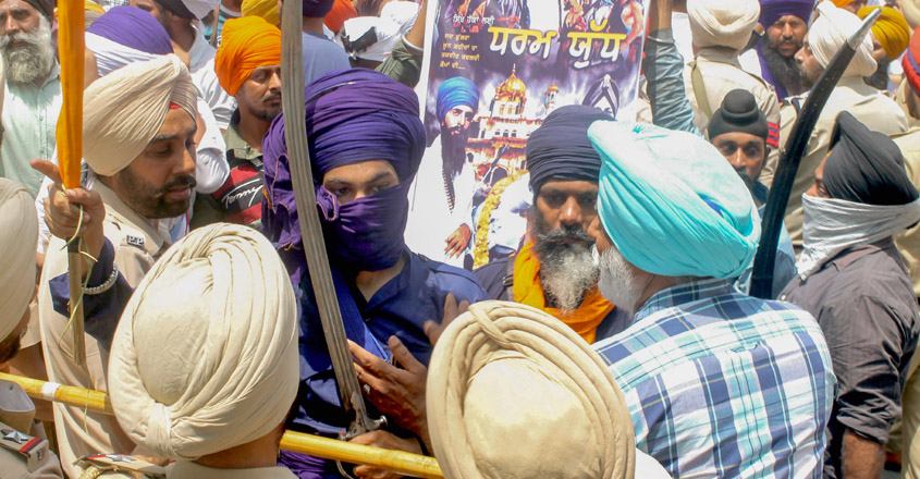 Patiala: Security personnel attempt to maintain law and order after a clash broke out between followers of Shiv Sena and pro-Khalistani Sikh organisations, near Kali Mata Mandir in Patiala, Friday, April 29, 2022. (PTI Photo)(PTI04_29_2022_000072A)