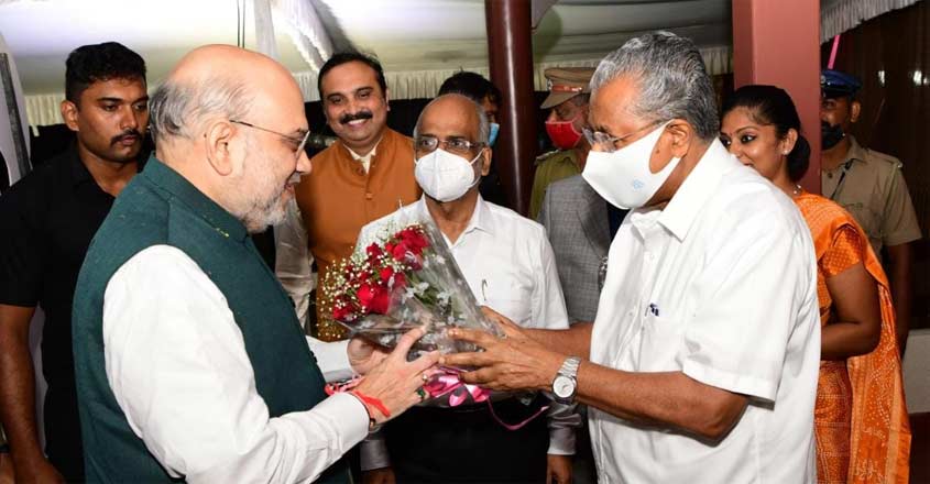 തിരുവനന്തപുരത്ത് സതേൺ സോണൽ കൗൺസിൽ യോഗത്തിനെത്തിയ കേന്ദ്ര ആഭ്യന്തര മന്ത്രി അമിത് ഷായെ മുഖ്യമന്ത്രി പിണറായി വിജയൻ സ്വീകരിക്കുന്നു