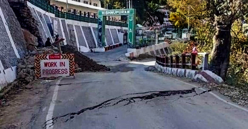 Joshimath: Cracks appear in the houses and on the roads due to landslides at the Joshimath of Chamoli district of Uttarakhand, Friday, Jan. 6, 2023. (PTI Photo) (PTI01_06_2023_000229B)