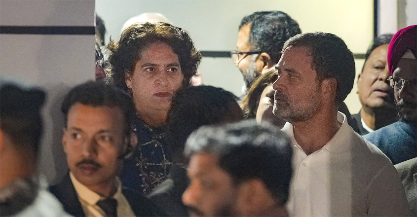 എഐസിസി ആസ്ഥാനത്ത് നടന്ന കോൺഗ്രസ് പ്രവർത്തക സമിതി യോഗത്തിന് ശേഷം കോൺഗ്രസ് നേതാക്കളായ രാഹുൽ ഗാന്ധിയും പ്രിയങ്ക ഗാന്ധിയും 